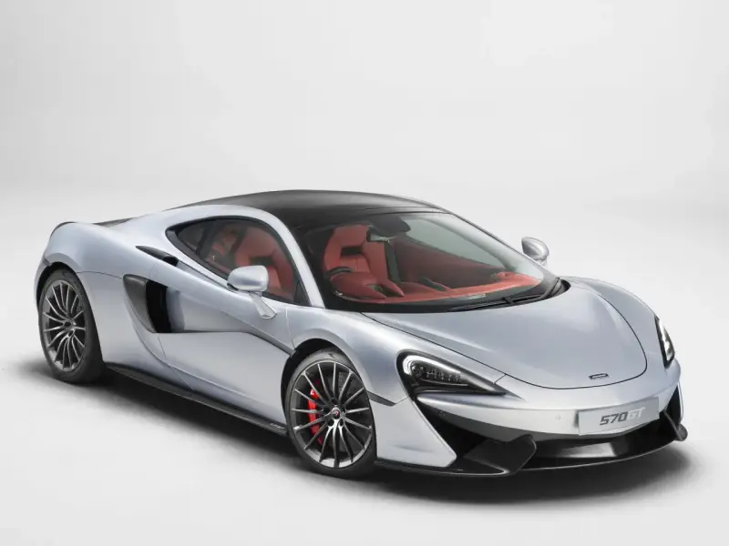 Srebrny McLaren 570GT z czerwonym wnętrzem. Zastanawiasz się nad mclaren cena?