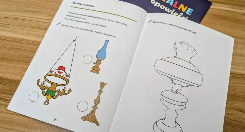 Książka z zadaniami dla dzieci, na stronach rysunki świec i lamp naftowych, zachęcające do nauki i zabawy.