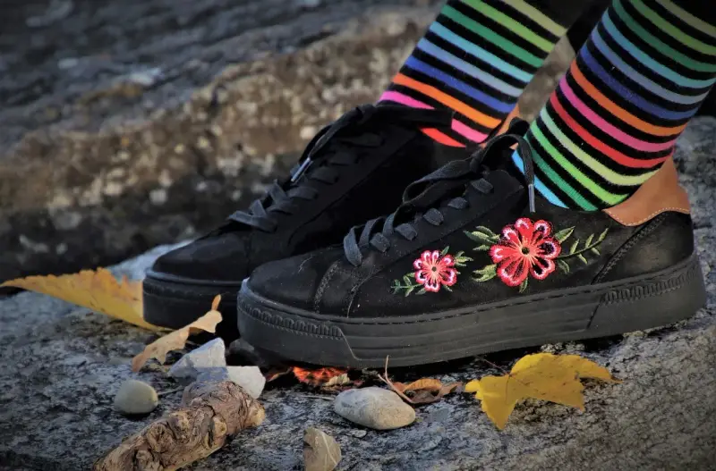 Jakie skarpetki do sneakersów – unikaj błędów w stylizacji