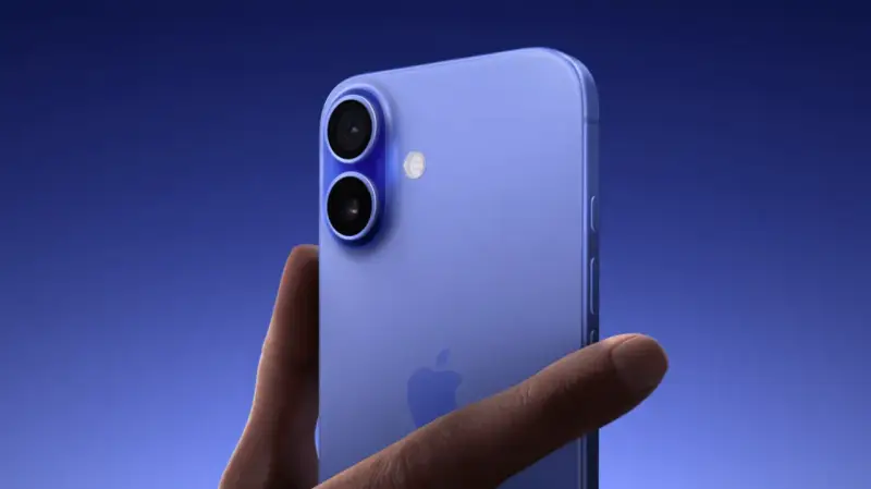 Dłoń trzyma niebieski iPhone 11.