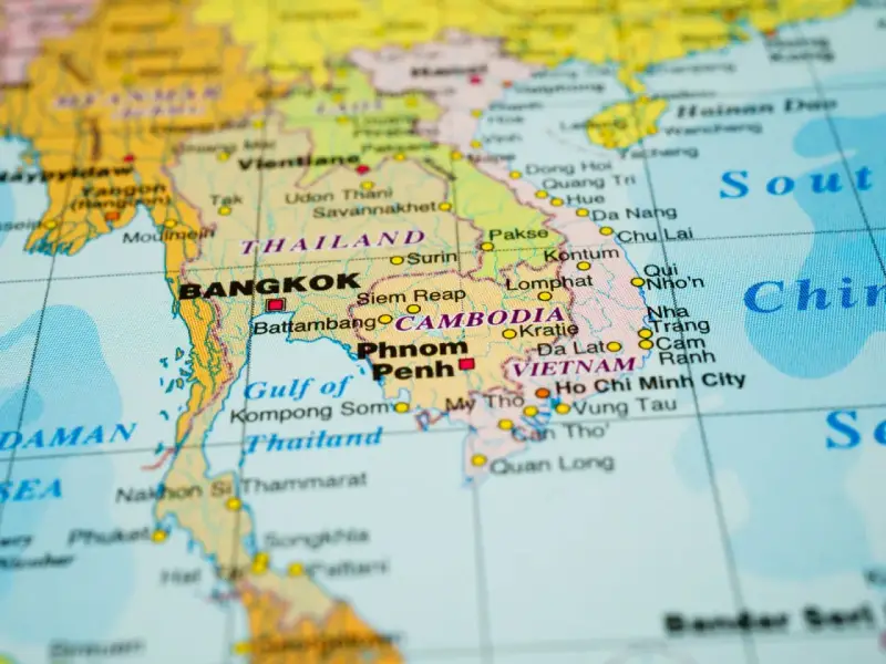 Mapa Azji z zaznaczonymi Tajlandią, Kambodżą i Wietnamem. Widoczne stolice: Bangkok, Phnom Penh.