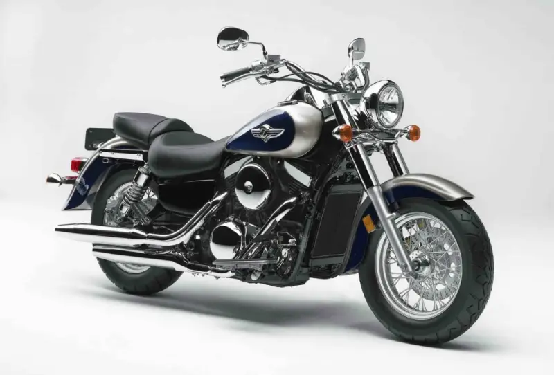 Błyszczący Kawasaki Vulcan 1500, klasyczny cruiser. Choć piękny, warto znać jego potencjalne wady przed zakupem.