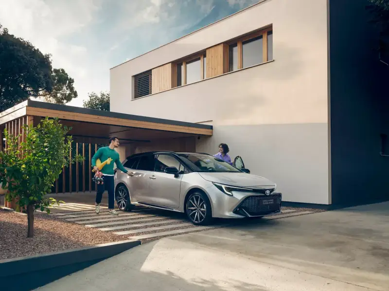 Para wsiada do srebrnej corolla hybrid, gotowa na rodzinną wycieczkę.