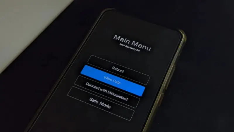 Ekran telefonu Xiaomi w trybie fastboot, menu główne MIUI Recovery 5.0 z opcją "Wipe Data" podświetloną na niebiesko.