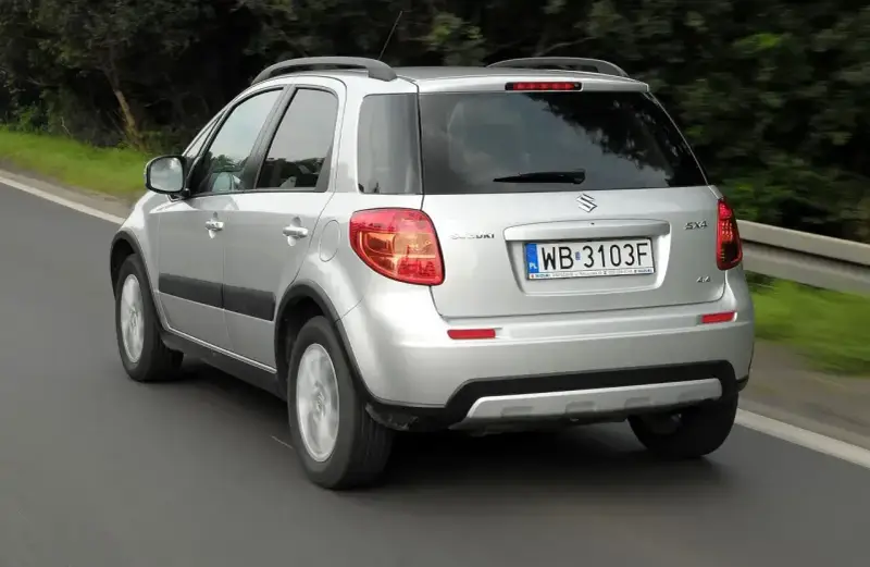 Srebrny Suzuki SX4 1.6 benzyna w ruchu drogowym, widok z tyłu.