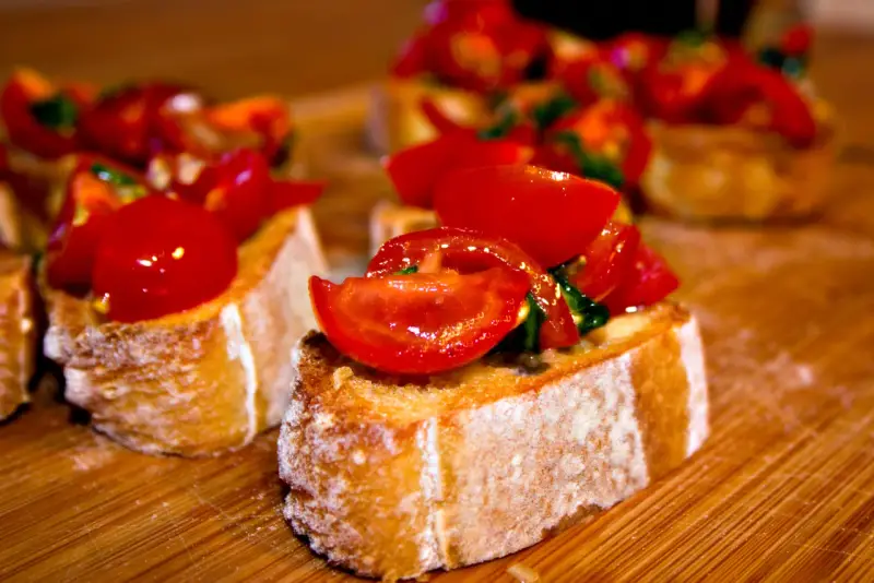 Knuspriges Brot mit frischen Tomaten und Basilikum – ein authentisches italienisches rezept bruschetta original italienisch.