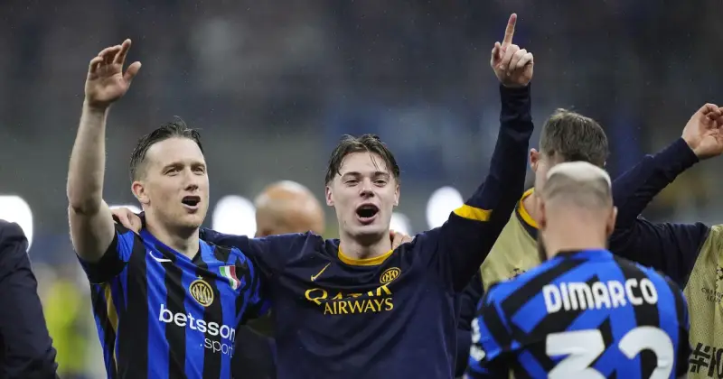 Piłkarze Interu, w tym Polacy w Serie A, świętują zwycięstwo.