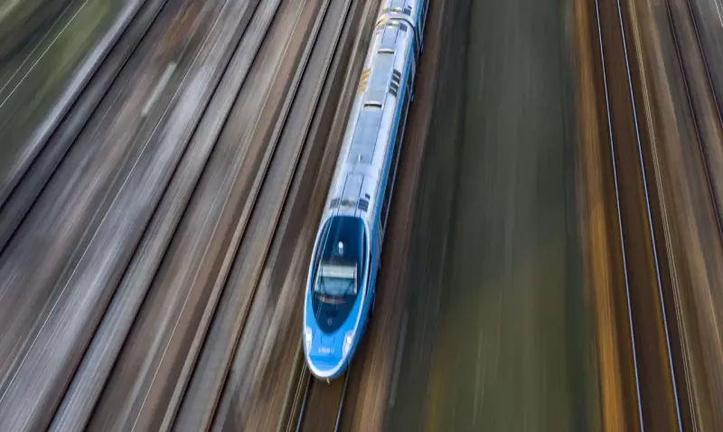 Pendolino pędzi po torach z Warszawy do Szczecina, tworząc na zdjęciu efekt rozmycia.
