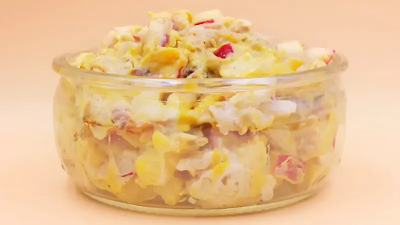Pyszna pasta z rzodkiewki z ziemniakami i jajkiem, podana w szklanym naczyniu.