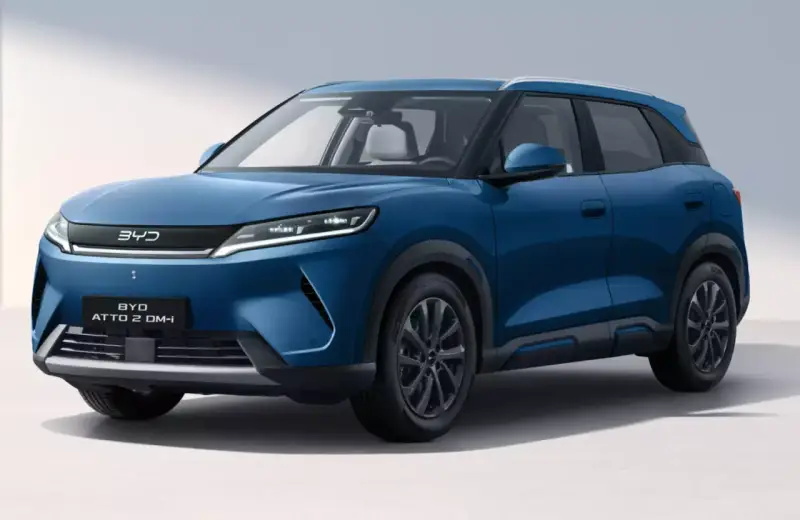 Niebieski BYD ATTO 2 DM-i, nowoczesny SUV z eleganckimi światłami LED i czarnymi felgami, gotowy na miejskie przygody.