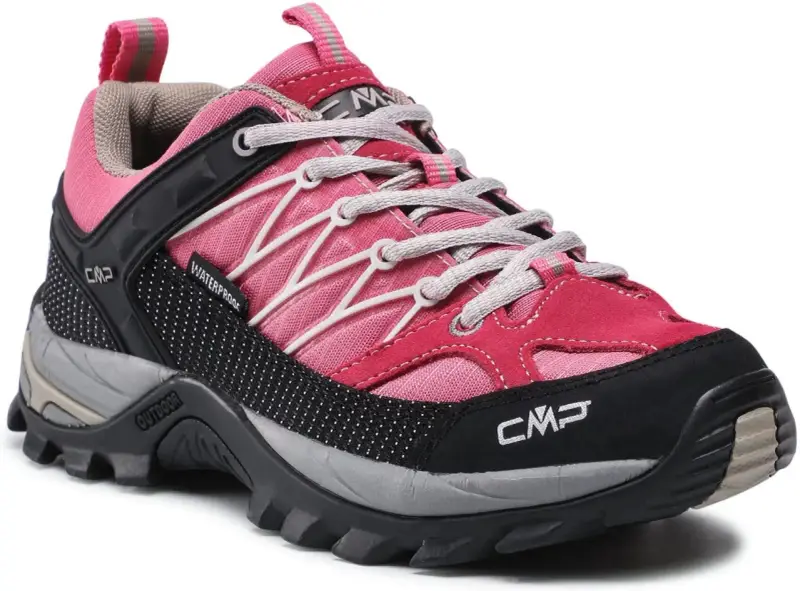 Różowy but trekkingowy CMP, idealny na outdoorowe przygody. CMP to firma znana z odzieży i obuwia sportowego.