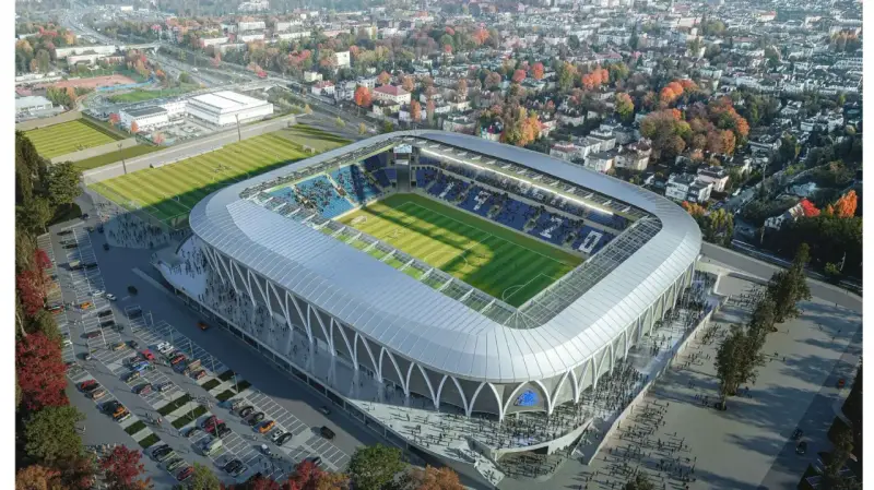 Nowy stadion Ruchu Chorzów w pełnej krasie, z trybunami, boiskiem i parkingiem.