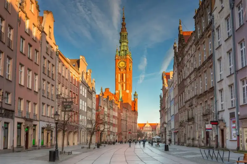 Gdańska starówka z Ratuszem Głównym, świadectwo historii i tego, kiedy powstał Gdańsk.