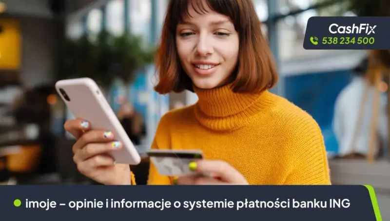 Uśmiechnięta dziewczyna z kartą płatniczą w dłoni i telefonem. imoje - opinie i informacje o systemie płatności banku ING.