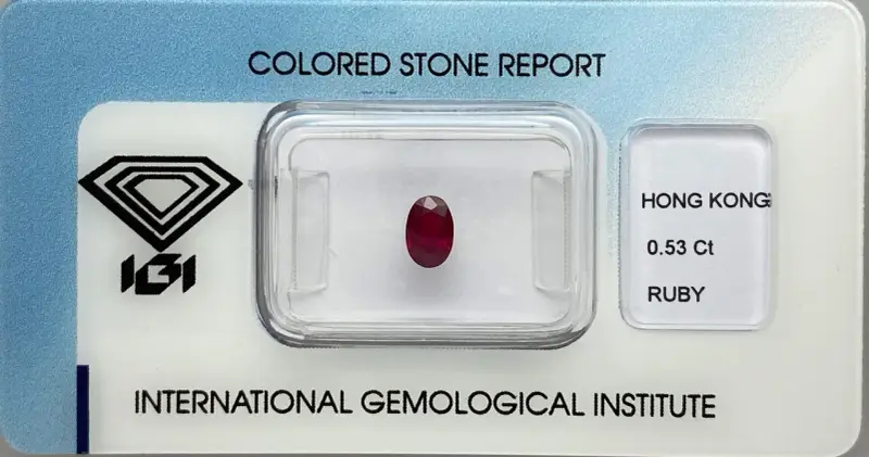 Un piccolo rubino ovale, 0.53 Ct, certificato dall'International Gemological Institute.