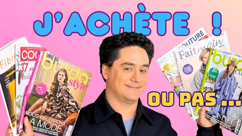 Un homme souriant tient plusieurs magazines de couture, avec le texte "J'ACHÈTE ! OU PAS ..." en arrière-plan.