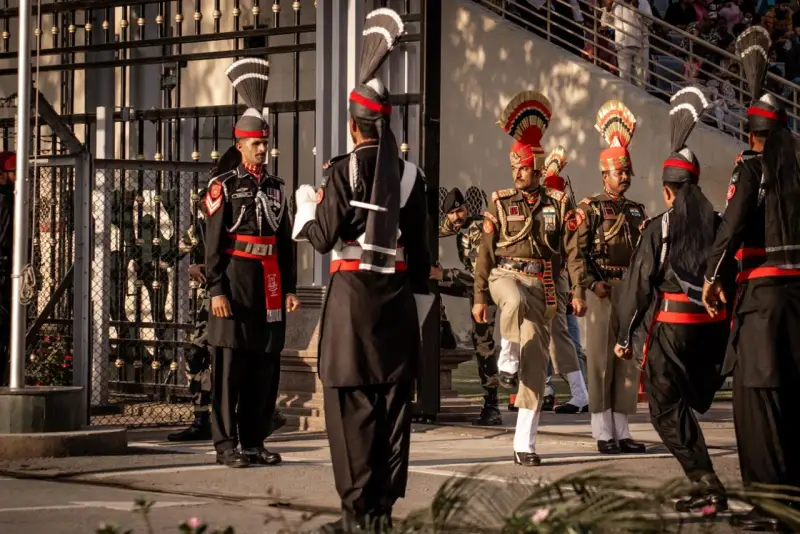 Żołnierze w barwnych mundurach, z pióropuszami na głowach, podczas ceremonii na granicy. To widok, który może przypominać o tym, co można przywieźć z Indii – wspomnienia i dumę.