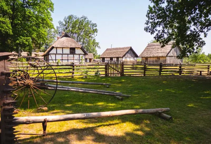 Muzeum Wsi Słowińskiej w Klukach to skansen z tradycyjnymi chatami i zabytkowym sprzętem rolniczym.