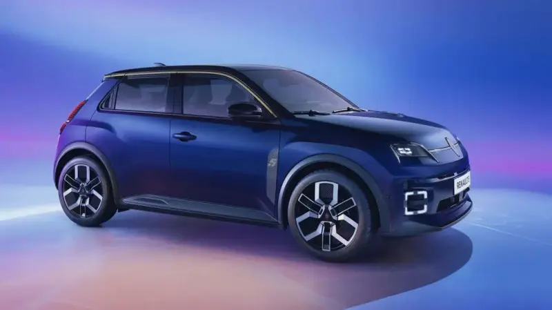 Nowe, granatowe Renault 5 z czarnym dachem i złotymi akcentami, na tle niebiesko-fioletowego gradientu.