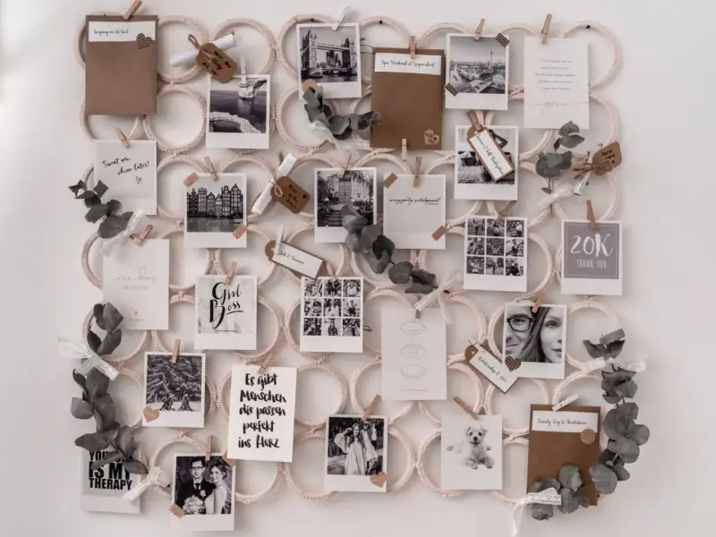Ein Visionboard mit inspirierenden Bildern und Zitaten wie "Girl Boss" und "grow".