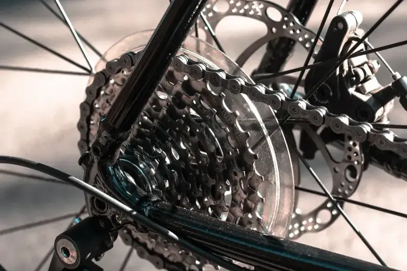 Widok tylnej przerzutki Shimano i kasety. Dowiedz się, jak naciągnąć łańcuch w rowerze z przerzutkami Shimano.