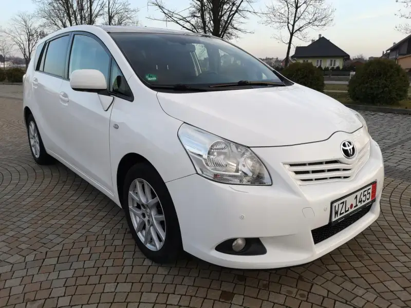 Biała Toyota Verso 1.8 benzyna zaparkowana na kostce brukowej.