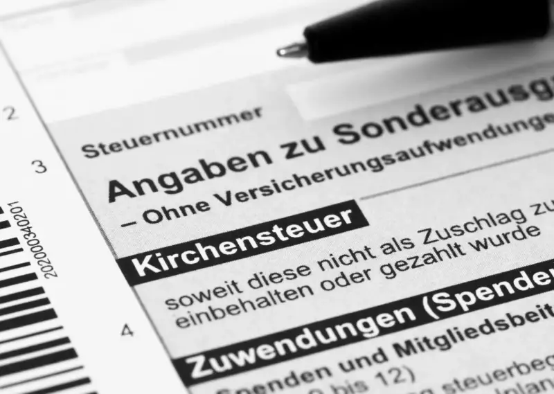 Steuerformular mit dem Feld "Kirchensteuer". Ein Stift liegt bereit, um Angaben zu machen, die die Kappung der Kirchensteuer betreffen könnten.