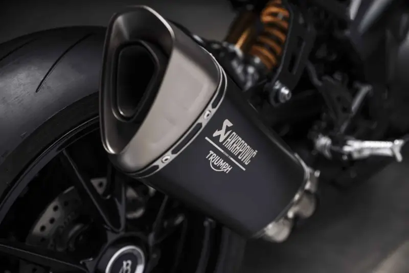 Wydech Akrapovič z logo Triumph. Zastanawiasz się, ile decybeli może mieć auto? Ten motocykl z pewnością doda mocy wrażeniom.