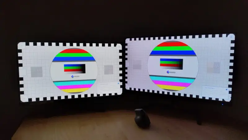 Dwa monitory z testowym wzorem kolorów. Porównanie jakości obrazu VA vs IPS.