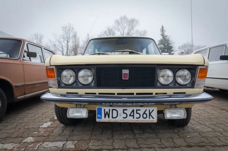 Kremowy Fiat 125p z polską tablicą rejestracyjną WD 5456K.