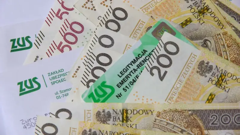 ZUS i polskie banknoty 200 i 500 zł. Legitymacja emeryta-rencisty ZUS leży na pieniądzach.