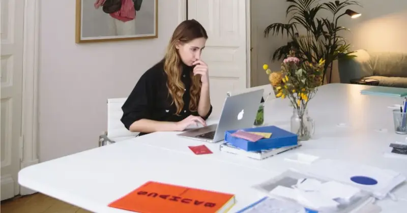 Junge Frau mit guten EDV-Kenntnissen arbeitet konzentriert an ihrem Laptop in einem hellen Büro.