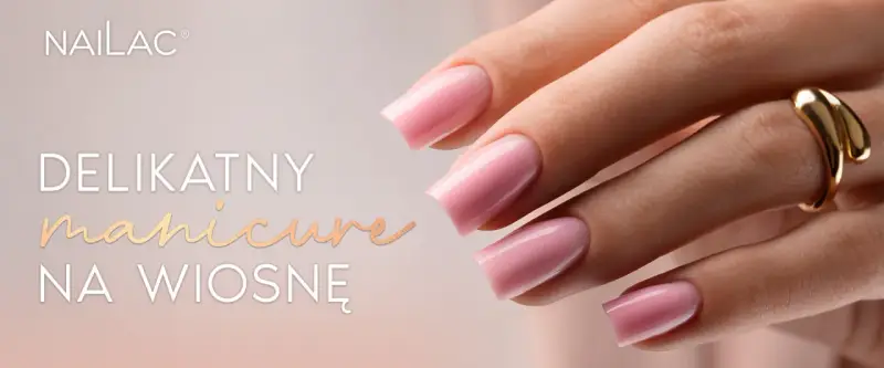 Delikatny manicure na wiosnę w pastelowych, naturalnych kolorach. Dłonie zdobi złoty pierścionek.