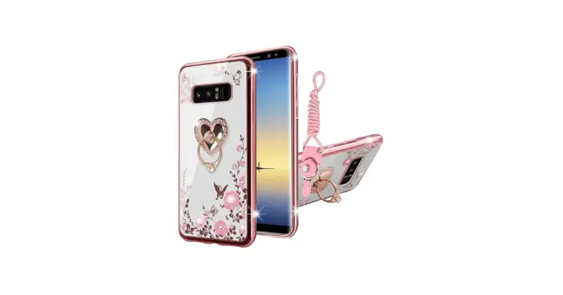 Ett transparent Samsung Galaxy Note 8 skal med rosa blommor, fjärilar och en hjärtformad ring med strass. Inkluderar en rosa handledsrem.