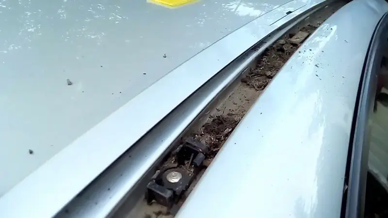 Jak zdjąć listwy dachowe Opel Astra H bez uszkodzeń - krok po kroku