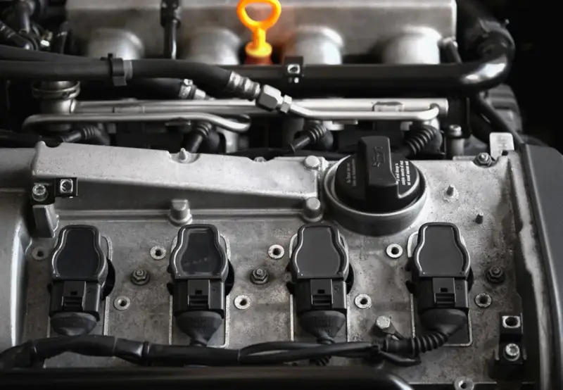 Silnik Volkswagena z widocznymi cewkami zapłonowymi. Błąd DTC P0030 może wskazywać na problem z sondą lambda.
