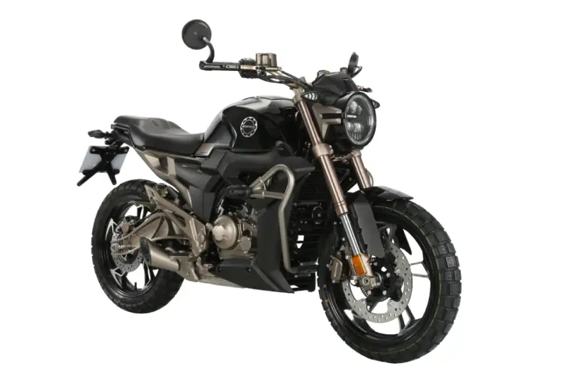Czarny motocykl Zontes z brązowymi elementami, idealny jako pierwszy motor na kat B.
