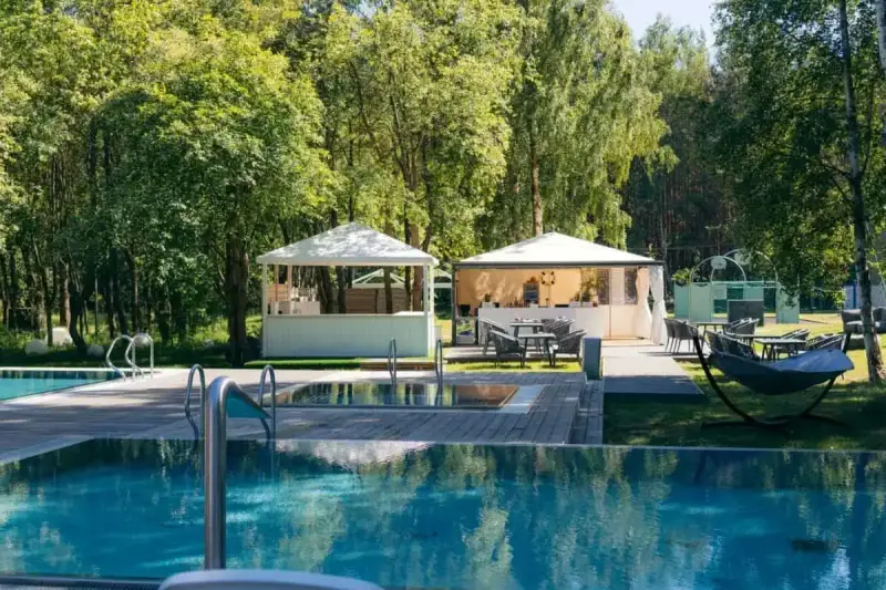 Basen i dwa pawilony z barem, idealne miejsce na relaksujący wieczór panieński wśród zieleni.