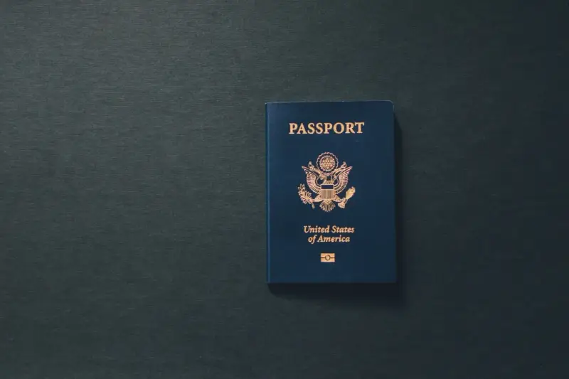 Niebieski paszport USA z godłem. Zastanawiasz się, ile jest ważny paszport?