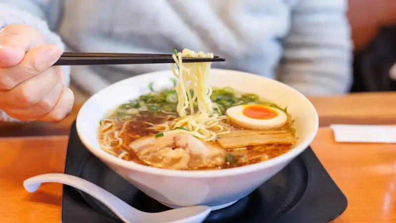 Jak ugotować ramen w domu? Autentyczny przepis i porady mistrza
