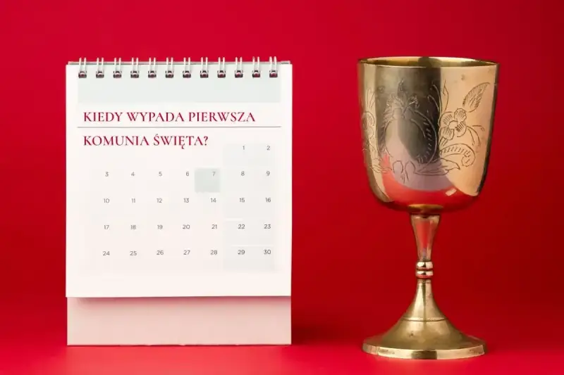 Kalendarz z pytaniem "Kiedy wypada pierwsza komunia święta?" obok kielicha.