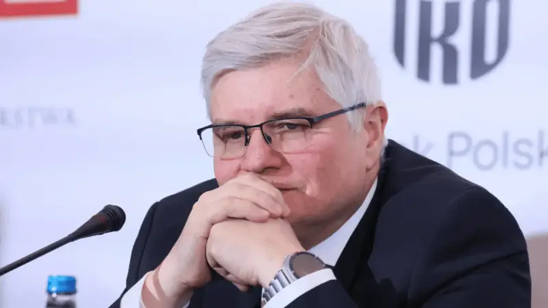 Tadeusz Kalinowski, zamyślony, z dłońmi przy ustach, jakby rozmawiał o przyszłości swoich dzieci.