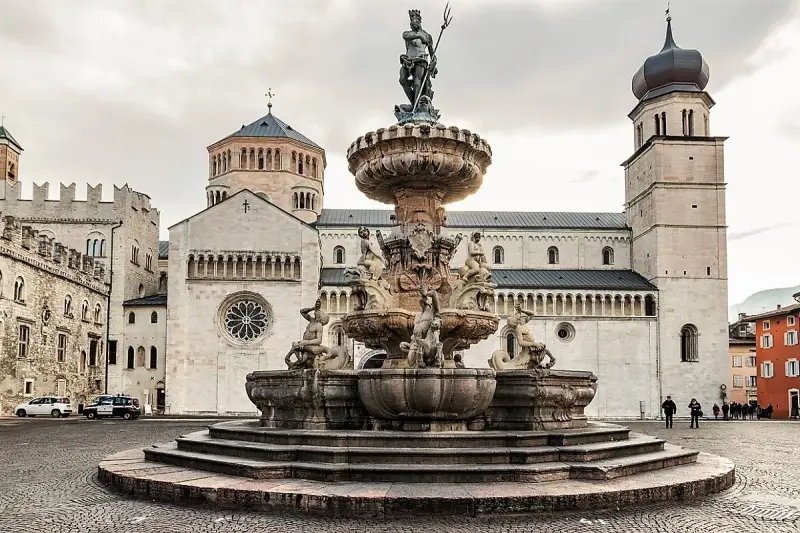 Fontana del Nettuno e Duomo di Trento, un'ottima introduzione per cosa vedere a Trento in un giorno.