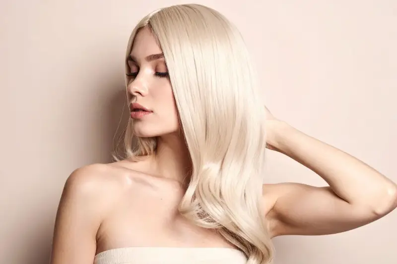 Platynowy blond - jak go uzyskać i utrzymać bez żółknięcia?