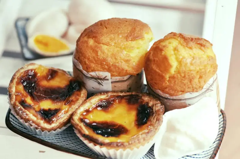Pyszne babeczki i dwa pastel de nata – idealne, by dowiedzieć się, co przywieźć z Portugalii jedzenie.