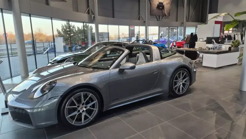 Szary Porsche 911 Targa GTS w salonie. Sprawdź porsche 911 cena i dostępne modele.