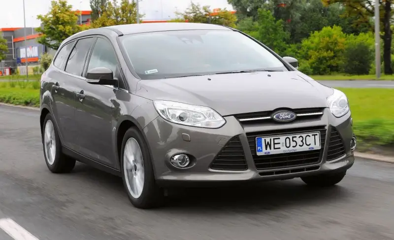 Szary Ford Focus MK3 w ruchu. Wiele osób chwali ten model za komfort i prowadzenie, co potwierdzają liczne ford focus mk3 opinie.