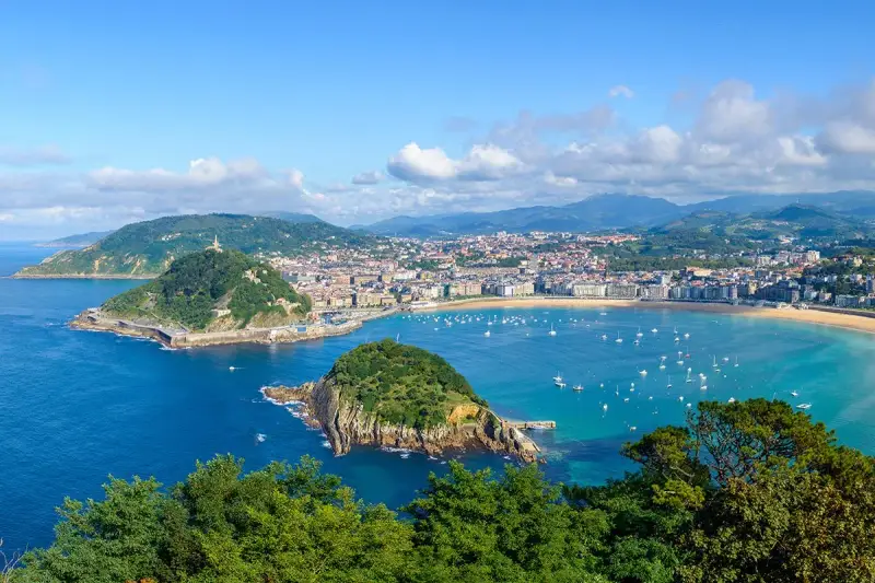 Widok na Zatokę La Concha, z górującym nad nią Monte Urgull, gdzie rozciąga się największe miasto Kraju Basków, San Sebastián.