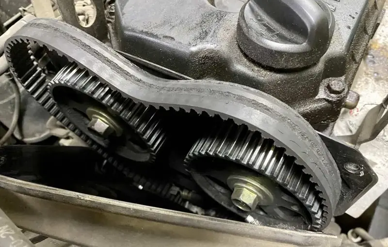 Zużyty pasek rozrządu z pęknięciami. Pamiętaj o regularnej kontroli i wymianie, co ile wymiana rozrządu jest zalecana przez producenta.