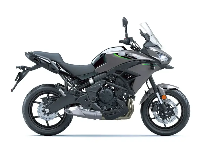 Szary motocykl turystyczny Kawasaki Versys 650. Sprawdź kawasaki versys 650 dane techniczne i przygotuj się na przygodę.
